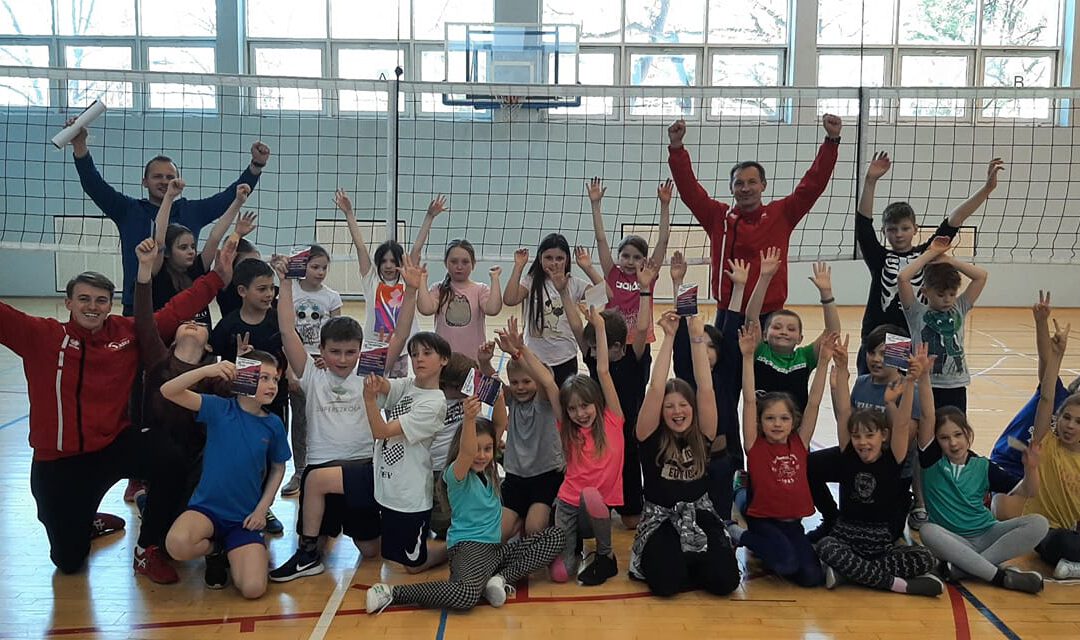 Pokazowy trening siatkarski dla dzieci w Rembertowie